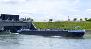 TMS Imola, beim Verlassen der Schleuse Vogelgrn rheinabwrts, L=110m, Tonnage 2792t, 1521 PS, Baujahr 2008, gemeldet in Werkendam/NL, Mai 2025 