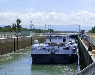 TMS Thunersee, wird in der Schleuse Vogelgrn/Elsa rheinaufwrts geschleust, Mai 2025