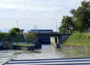 FGS Napoleon hat die Schleuse Volgelsheim/Elsa verlassen und ist vom Rhein in den Neubreisachkanal gefahren, Aug.2025