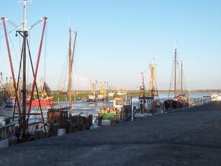 Im Hafen von Greetsiel, einem Ortsteil der Gemeinde Krummhrn im Landkreis Aurich in Niedersachsen, am 28.12.2000.