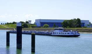 GMS Bohemia, rheinaufwrts vor der Schleuse Vogelgrn/Elsa, Heckansicht, Juni 2025