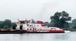 Schubboot  VEERHAVEN III  (02334855 , 40 x 15m) auf dem  WAAL / Boven Mervede  bei Gorichem zu Berg.