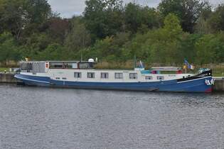 Hausboot LUDOVIC, IMO 06200005, liegt im Albert Kanal an Ufer.