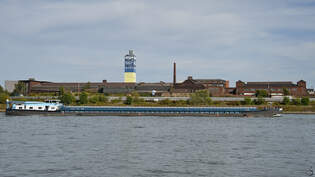 Das Gtermotorschiff ANTONIA (ENI: 04805550) fhrt rheinabwrts, so gesehen Ende September 2025 in Duisburg.