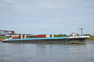 Das mit ein paar Containern beladene Gtermotorschiff IVERNA (ENI: 02331998) befhrt den Rhein, so gesehen Ende September 2025 in Duisburg.