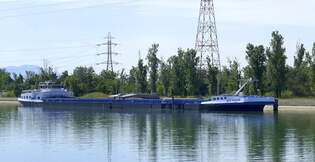GMS Gerda, rheinabwrts, in Wartestellung vor der Schleuse Vogelgrn/Elsa, L=70m, Tonnage 776t, 390 PS, Baujahr 1958, gemeldet in Duisburg, Mai 2025