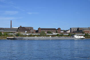 Das Tankmotorschiff VIA VAI (ENI: 02327564) fhrt den Rhein hinab.