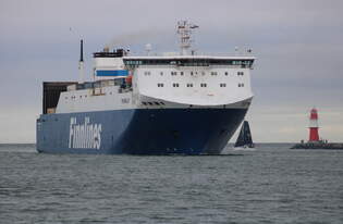 Das Ro-Ro Schiff Finnpulp auf dem Seeweg vom finnischen Hanko nach Rostock-berseehafen beim Einlaufen am 12.10.2025 in Warnemnde.