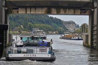 ADVENA, GMS; ENI 02313371, L 77 m; B 9 m; BJ 1942; Bau Werft Franz Daniel GmbH & Co in Duisburg Ruhrort; verlsst vor uns die groe Schleusenkammer von Lanaye in Richtung Maastricht.Gemeldet