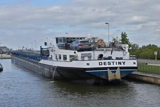 DESTINY; GMS; ENI 02324466, L 100 m; B 10,5 m; 2410 t; Flagge NL: gemeldet in NEDERHERMET; liegt mit unserem Schiff in der groen Schleusenkammer von Lanaye.