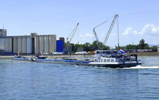 SGMS Oval+GSL Adelaide, beim Wendemanver auf dem Rhein bei Breisach, SGMS Oval: L=110m, Tonnage 3253t, 2x1521 PS, Baujahr 2008, GSL Adelaide: L=83m, Tonnage 2371t, Baujahr 2009, beide gemeldet