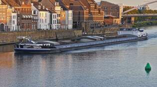 THALIA; GMS; ENI 02329886; gemeldet in Maasbracht; auf der Maas in Maastricht zu Tal unterwegs.