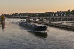 LOURENS SR; GMS; ENI 02205025; L 85 m; B 9,50 m; 1781 t; BJ 1980, zu Tal in Maastricht auf der Maas.