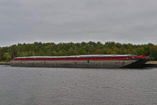 LEICHTER S’GRAVENZANDE,ENI 2339735; L 93,5 m x 11,47; 3405 t, lag an der Kaimauer nahe der Schleuse Lanye auf dem Albertkanal.