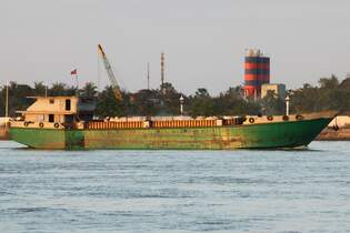 Binnenfrachtschiff ohne erkennbaren Namen; Eigner/Betreiber: unbekannt; Aufnahmeort: Tonle Sap River, Phnom Penh, Kambodscha; Datum: 02.11.2011.
