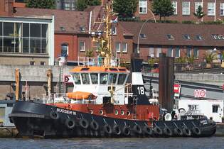 Schlepper BUGSIER 18; Eigner/Betreiber: Bugsier; Aufnahmeort: Elbe/Hafen Hamburg, Deutschland; Datum: 10.05.2015; Info: (IMO 9036246) Das Bild zeigt die BUGSIER 18 an Schlepperponton nahe der
