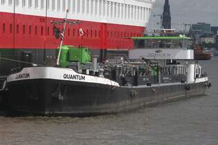 Bunkerschiff QUANTUM; Eigner/Betreiber: Jongen; Aufnahmeort: Elbe/Hafen Hamburg, Deutschland; Datum: 11.07.2025; Info: (ENI 02325170) Das Bild zeigt die QUANTUM beim betanken der Finnmarken  am