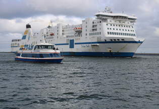 TT-Line Fhre Tinkerbell auf dem Seeweg von Travemnde nach Trelleborg via Rostock beim Einlaufen am 17.10.2025 in Warnemnde.neben an fuhr das Fahrgastschiff Mecklenburg mit.
