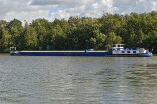 SITA, GMS, ENI 06003095, L 70 m; B 7,08 m; 889t, BJ 1958, unterwegs auf dem Kanal auf dem Maasmechlenkanal.