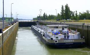 TMS Fenne, ENI 04809130, wird in der Schleuse Vogelgrn rheinaufwrts geschleust, L=110m, Tonnage 2941t, 1836 PS, Baujahr 2011, gemeldet in Geertruidenberg/NL, Juni 2025