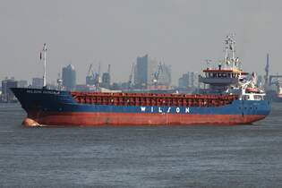 Frachtschiff WILSON DUNDALK;  Eigner/Betreiber: Wilson; Aufnahmeort: Elbe/Hafen Hamburg, Deutschland; Datum: 02.10.2025; Info: (IMO 9496587) Das Bild zeigt die WILSON DUNDALK beim Auslaufen vom