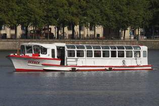 „Alsterdampfer“ SEEBEK; Eigner/Betreiber: ATG; Aufnahmeort: Alster (Binnenalster) Hamburg, Deutschland; Datum: 30.08.2025; Info: (H6035).