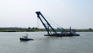 Das Schubboot  LUCIA  (ENI 02322715 , 23 x 5,96m) schob am 14.08.2025 einen Kran-Ponton auf dem Nieuwe Merwede zu Berg.