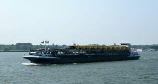 Ro-Ro Autotransporter  TOSSA  (ENI 02321654 , 125 x 12,05m) am 14.08.2025 auf dem Hollands Diep vor Willemstad.