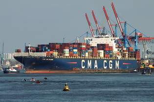 Containerfrachtschiff CMA CGM COLUMBA; (IMO IMO 9410789); Eigner/Betreiber: CMA CGM; Datum: 02.10.2025; Aufnahmeort: Elbe/Hafen Hamburg, Deutschland.