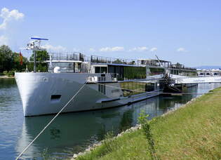 KFGS SS Victoria, ENI 04812680, hat am Anleger in Breisach am Rhein festgemacht, Mai 2025