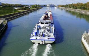 Koppelverband Rhenus Dortmund, hat die Schleuse Vogelgrn/Elsa rheinabwrts verlassen,  SGMS Rhenus Dortmund I, ENI 02328144, L=96m, Tonnage 2844t, 2x1521 PS Baujahr 2006,  GSL Rhenus