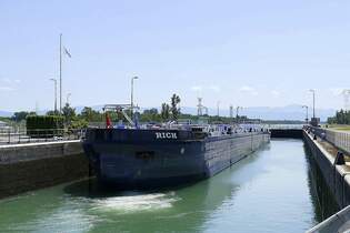 TMS Rich, ENI 04813850, wird in der Schleuse Vogelgrn/Elsa rheinabwrts geschleust, Juni 2025