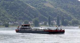 TMS  SYNTHESE-1  (ENI 02325952 , 85,88 x 11,40m)  am 14.06.2025 auf RHEIN-Talfahrt bei Wellmich / St.Goar-Fellen.