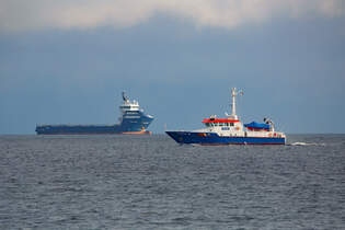 Polizeiboot DAMEROW (IMO 9355587) vor Sassnitz und mit REM TRADER im Hintergrund.