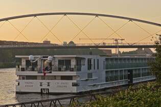 VIKING KVASIR; ENI 07001991, KFGS; BJ 2014; L 135 m; B 11,45 m; Pass: 190; liegt am frhen morgen beim Sonnenaufgang am Kai in Maastricht.