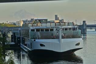 VIKING KVASIR; ENI 07001991, KFGS; BJ 2014; L 135 m; B 11,45 m; Pass: 190; liegt am frhen morgen am Kai in Maastricht.