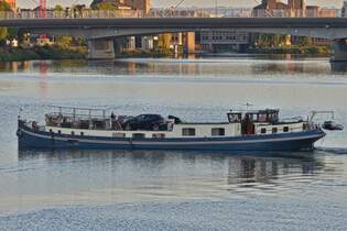 Hausboot LIBRIA,ENI 03280138, L 28 m; B 5 m, sucht im Hafen von Maastricht nach einem Liegeplatz.