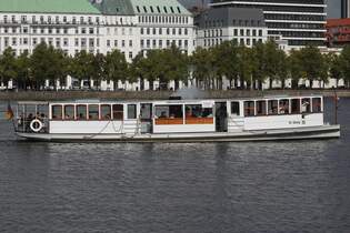 „Alsterdampfer“ ST.GEORG; Eigner/Betreiber: Verein Alsterdampfschiffahrt e.V.; Datum: 30.08.2025; Aufnahmeort: Alster (Binnenalster) Hamburg, Deutschland.