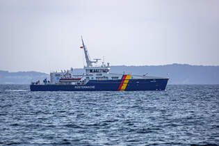  LNG Zollschiff FRIESLAND (IMO 9963358) vor Sassnitz, im Hintergrund ist Sellin zu erkennen.