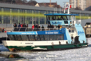 Hadag Hafenfhre HARMONIE (ENI 04800920)(H6003); Eigner/Betreiber: Hadag; Datum: 06.02.2012; Aufnahmeort:  Elbe/Hafen Hamburg, Deutschland.