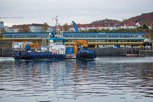NOORMAN (IMO 9513828) mit Sassnitzer Glasbahnhof im Hintergrund.