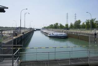 GMS La Camargue, ENI 02322305, wird an der Staustufe Fessenheim/Elsa rheinabwrts geschleust, Juni 2025