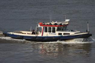 Arbeitsbarkasse  RICHARD KRANZ (H 3409); Eigner/Betreiber: HPA; Datum: 30.08.2025; Aufnahmeort: Elbe/Hafen Hamburg, Deutschland.