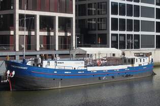 Theaterschiff THEATERSCHIFF (HAMBURG); (ENI 05106270); Eigner/Betreiber: Theaterschiff Hamburg; Datum: 18.08.2025; Aufnahmeort: Elbe/Hafen Hamburg, Deutschland.