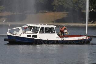 Arbeitsbarkasse H 3413; Eigner/Betreiber: Hansestadt Hamburg; Datum: 26.08.2025; Aufnahmeort: Alster (Binnenalster) Hamburg, Deutschland; Das Bild zeigt die H3413 auf der Binnenalster vom Ballindamm