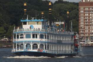 Fahrgastschiff LOUISIANA STAR (ENI 05803860); Eigner/Betreiber: Reederei Abicht; Datum: 19.07.2025; Aufnahmeort: Elbe/Hafen Hamburg, Deutschland.