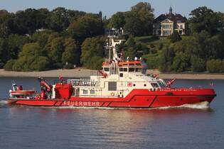Feuerwehrschiff BRANDDIREKTOR WESTPHAL (ENI 04812840); Eigner/Betreiber: Feuerwehr Hamburg; Datum: 28.09.2025; Aufnahmeort: Elbe/Hafen Hamburg, Deutschland.
