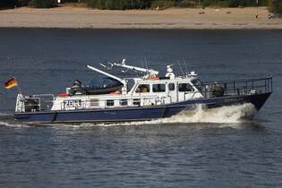 Zollschiff SCHULAU (ENI 04606570); Eigner/Betreiber: Zoll; Datum: 29.09.2025; Aufnahmeort: Elbe/Hafen Hamburg, Deutschland.