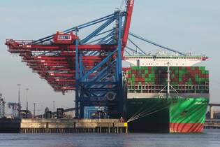Containerfrachtschiff EVER ALP (IMO 9893929); Eigner/Betreiber: Evergreen; Datum: 13.10.2025; Aufnahmeort: Elbe/Hafen Hamburg, Deutschland.