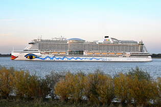 AIDAprima , Kreuzfahrtschiff , IMO 9636955 , Baujahr 2016 , 299,95 x 37,65m , 19.10.2025 , Lhe - Deich , 